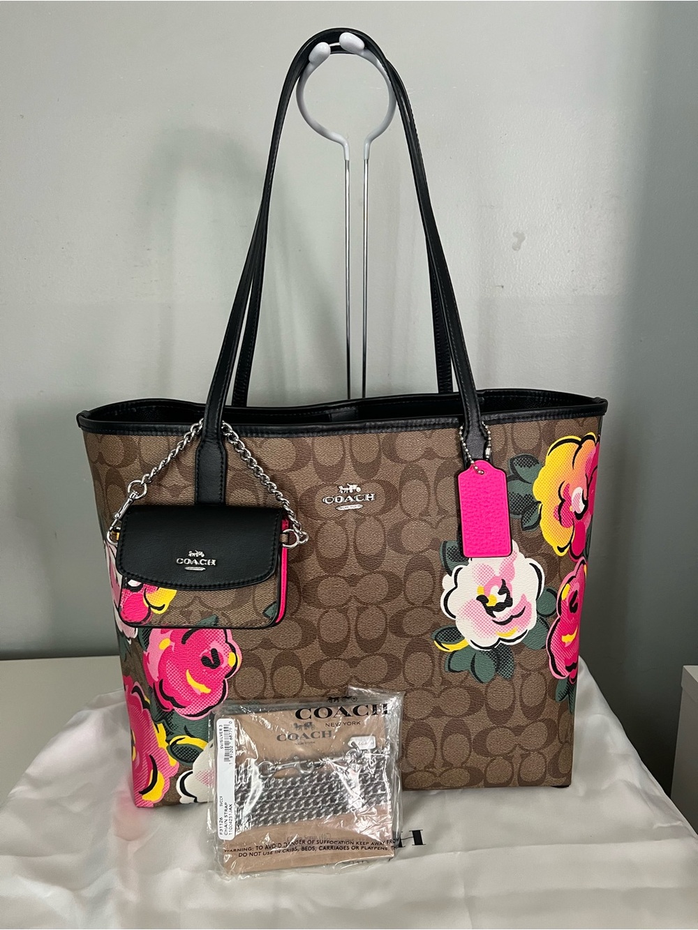 Coach City Tote in Signature
Canvas with Vintage Rose Print- Limited Edition SET